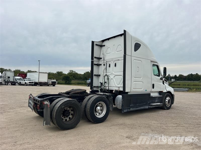 Freightliner Cascadia 126 6x4 T/A Sleeper Truck Tractor Тягачі