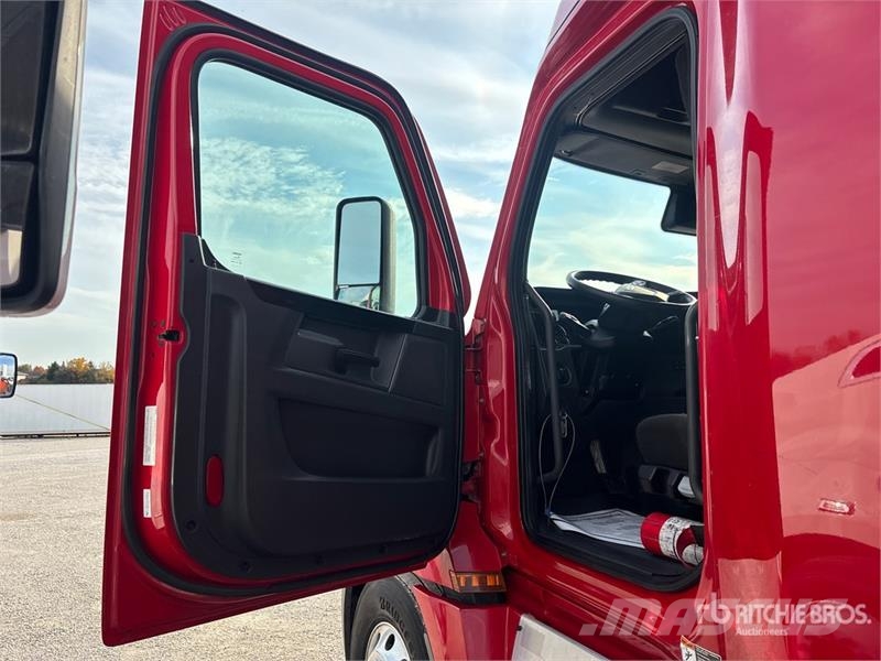 Freightliner Cascadia 126 6x4 T/A Sleeper Truck Tractor Truck Tractor Units