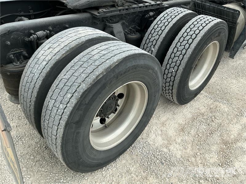 Freightliner Cascadia 126 6x4 T/A Sleeper Truck Tractor Sattelzugmaschinen