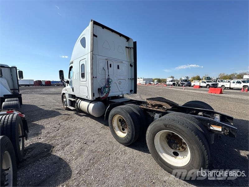 Freightliner Cascadia 125 6x4 T/A Sleeper Truck Tractor Tegljači