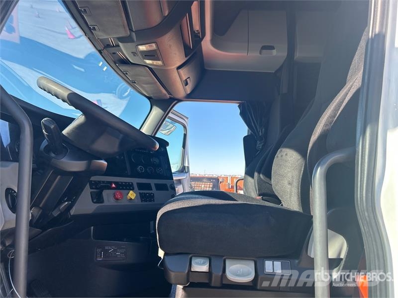 Freightliner Cascadia 126 6x4 T/A Sleeper Truck Tractor Tractor Units