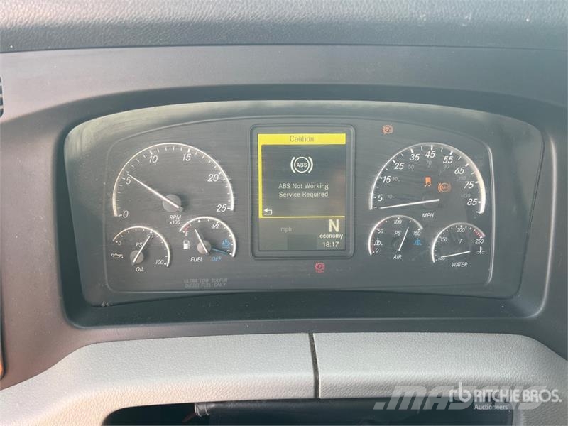 Freightliner Cascadia 126 6x4 T/A Sleeper Truck Tractor Sattelzugmaschinen