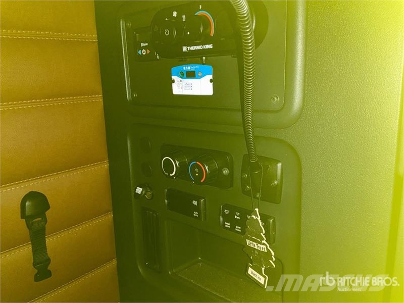 Freightliner Cascadia 126 6x4 T/A Sleeper Truck Tractor Prime Movers