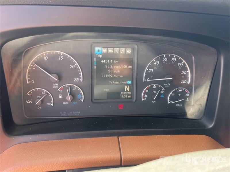 Freightliner Cascadia 126 6x4 T/A Sleeper Truck Tractor Tractor Units