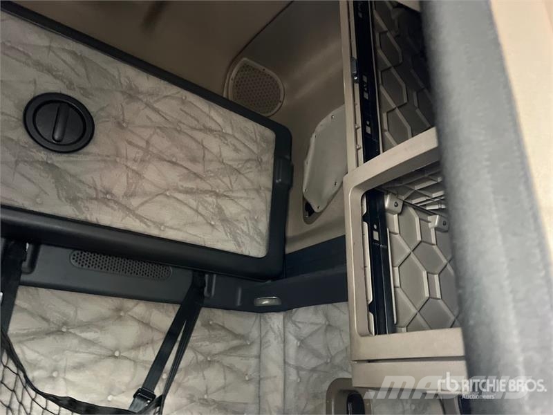 Freightliner Cascadia 125 6x4 T/A Sleeper Truck Tractor Vilcēji