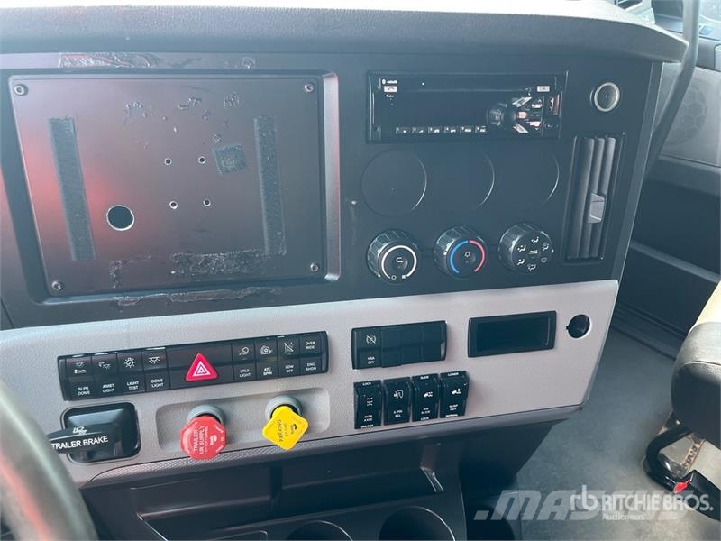 Freightliner Cascadia 126 6x4 T/A Sleeper Truck Tractor (Inoper Prime Movers