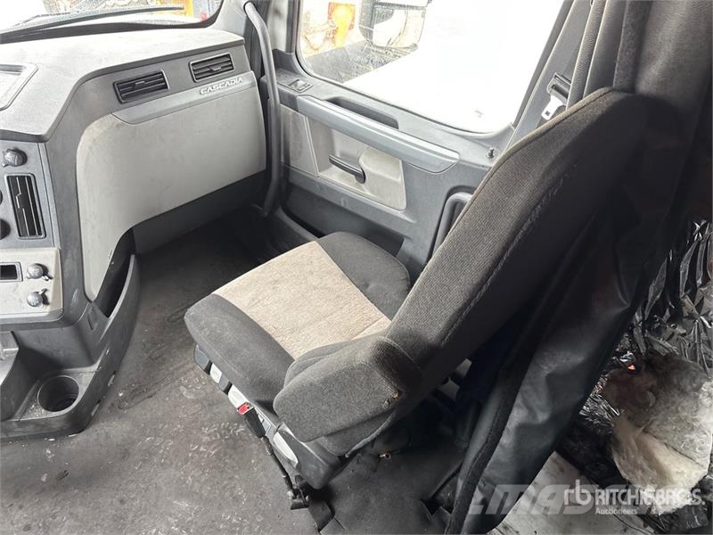 Freightliner Cascadia 126 6x4 T/A Sleeper Truck Tractor Nyergesvontatók