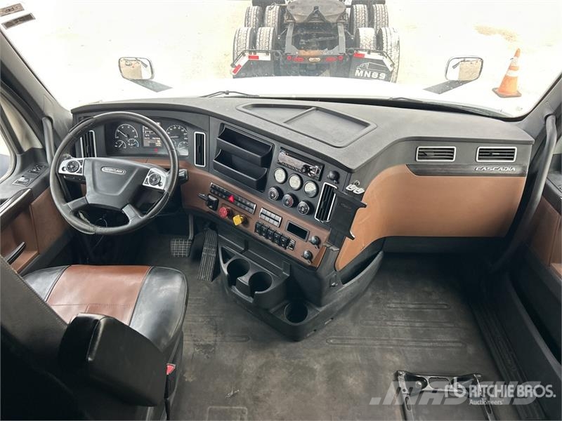 Freightliner Cascadia 126 6x4 T/A Sleeper Truck Tractor Тягачі