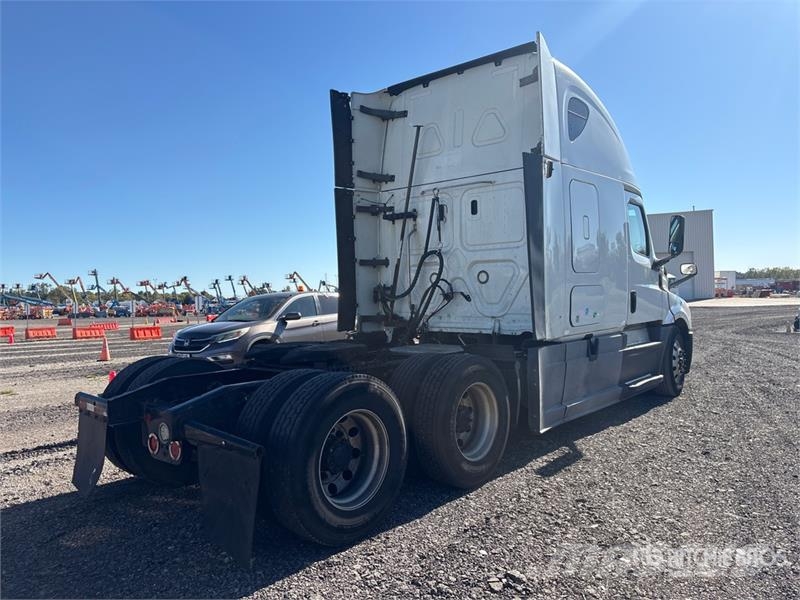 Freightliner Cascadia 126 6x4 T/A Sleeper Truck Tractor (Inoper Camiones tractor