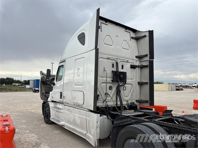 Freightliner Cascadia 126 6x4 T/A Sleeper Truck Tractor Nyergesvontatók