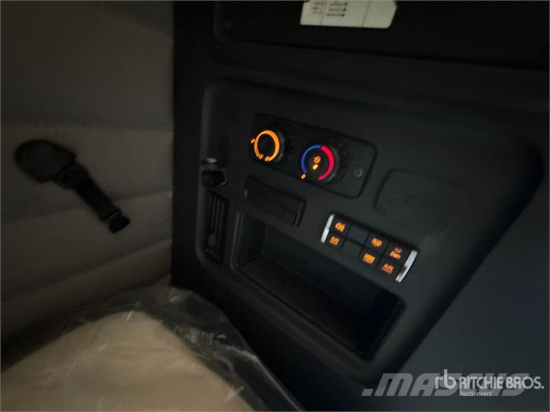 Freightliner Cascadia 126 6x4 T/A Sleeper Truck Tractor Autotractoare