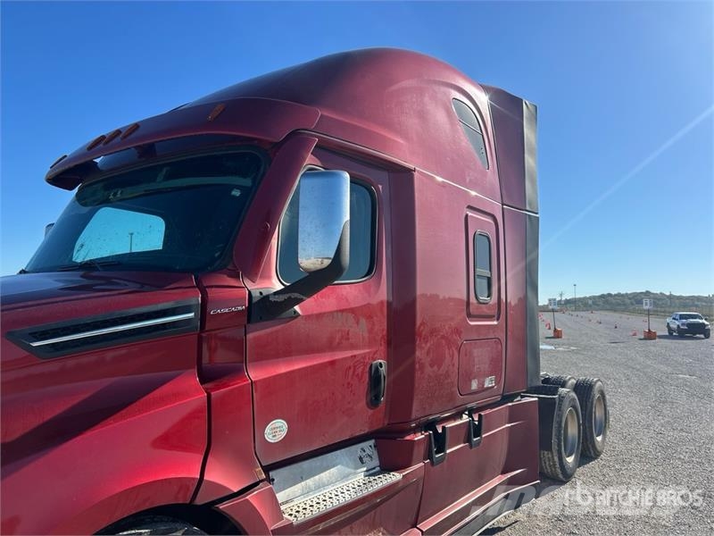 Freightliner Cascadia 126 6x4 T/A Sleeper Truck Tractor Tegljači