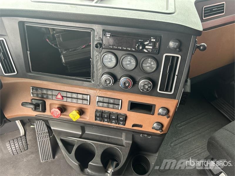 Freightliner Cascadia 126 6x4 T/A Sleeper Truck Tractor Tractor Units