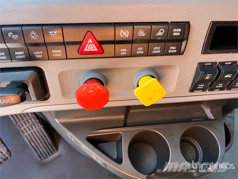 Freightliner Cascadia 126 6x4 T/A Sleeper Truck Tractor Sattelzugmaschinen