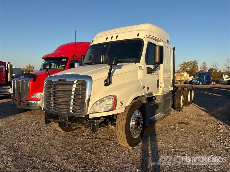 Freightliner Cascadia 125 8x4 Tri/A Sleeper Truck Tractor (Inop Vilcēji