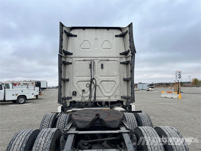 Freightliner Cascadia 126 T/A Sleeper Truck Tractor Vilcēji
