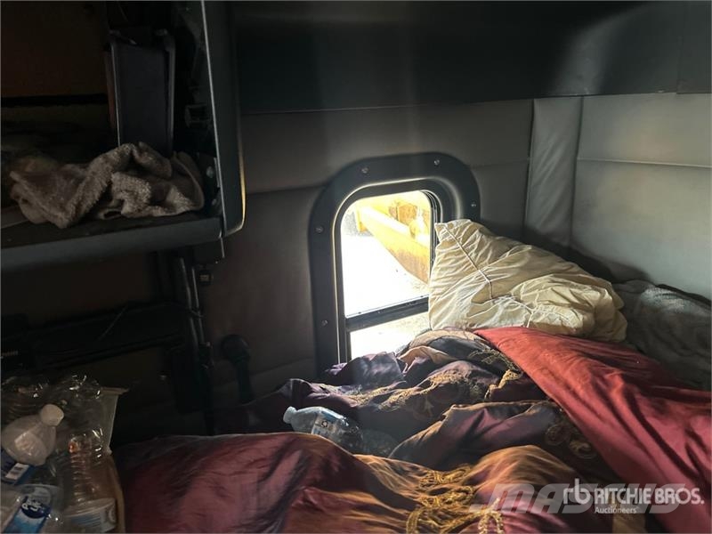 Freightliner Cascadia 126 6x4 T/A Sleeper Truck Tractor Tractor Units