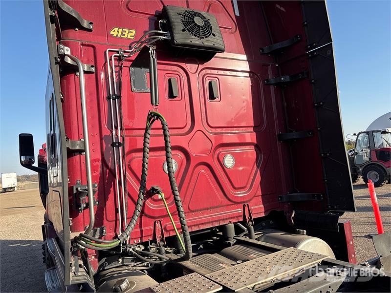 Freightliner Cascadia 126 6x4 T/A Sleeper Truck Tractor Vilcēji
