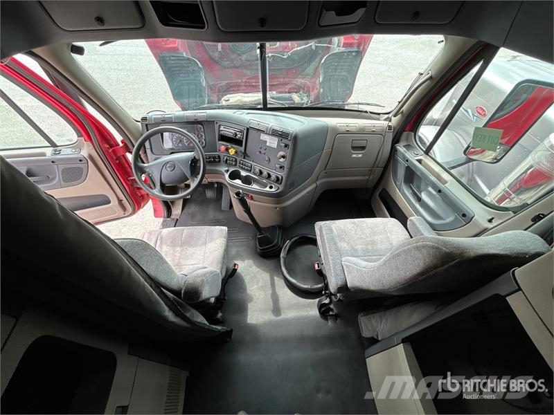 Freightliner Cascadia 125 6x4 T/A Sleeper Truck Tractor Vlačilci