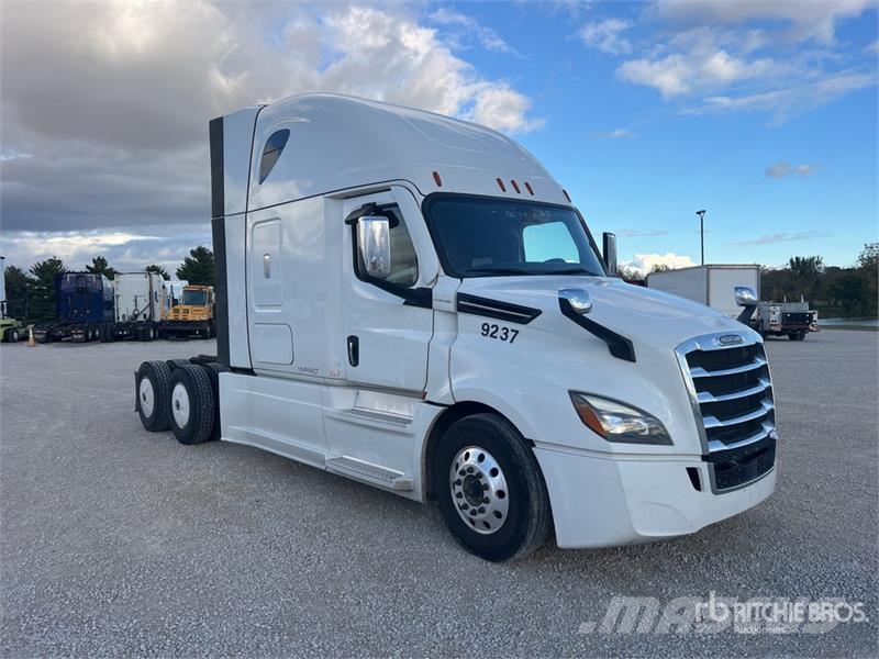 Freightliner Cascadia 126 6x4 T/A Sleeper Truck Tractor Vlačilci