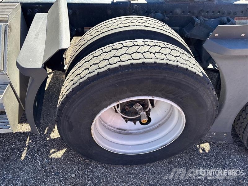 Freightliner Cascadia 126 6x4 T/A Sleeper Truck Tractor 曳引機組件