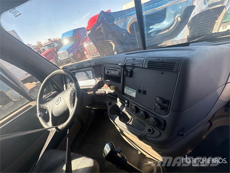 Freightliner Cascadia 125 6x4 T/A Sleeper Truck Tractor (Inoper Vlačilci