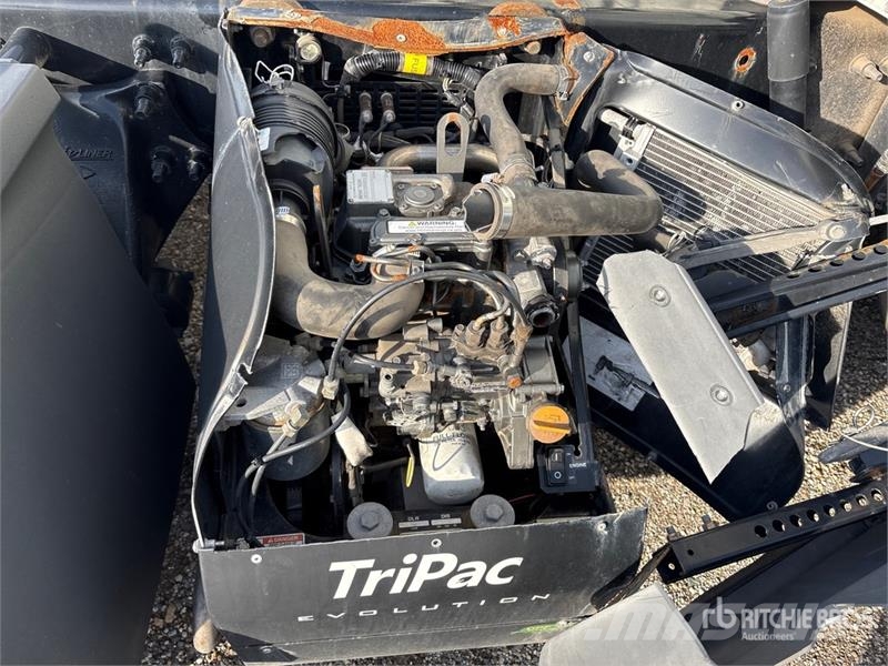 Freightliner Cascadia 126 6x4 T/A Sleeper Truck Tractor (Inoper Trekkvogner