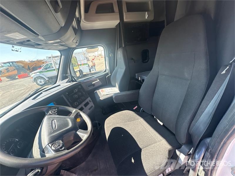 Freightliner Cascadia 126 6x4 T/A Sleeper Truck Tractor Sattelzugmaschinen