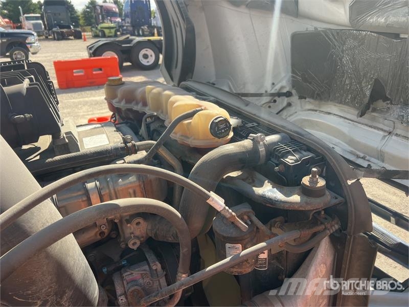 Freightliner Cascadia 126 6x4 T/A Sleeper Truck Tractor Tractor Units