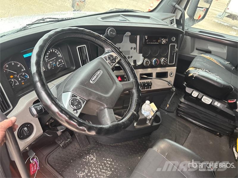 Freightliner Cascadia 126 6x4 T/A Sleeper Truck Tractor Влекачи