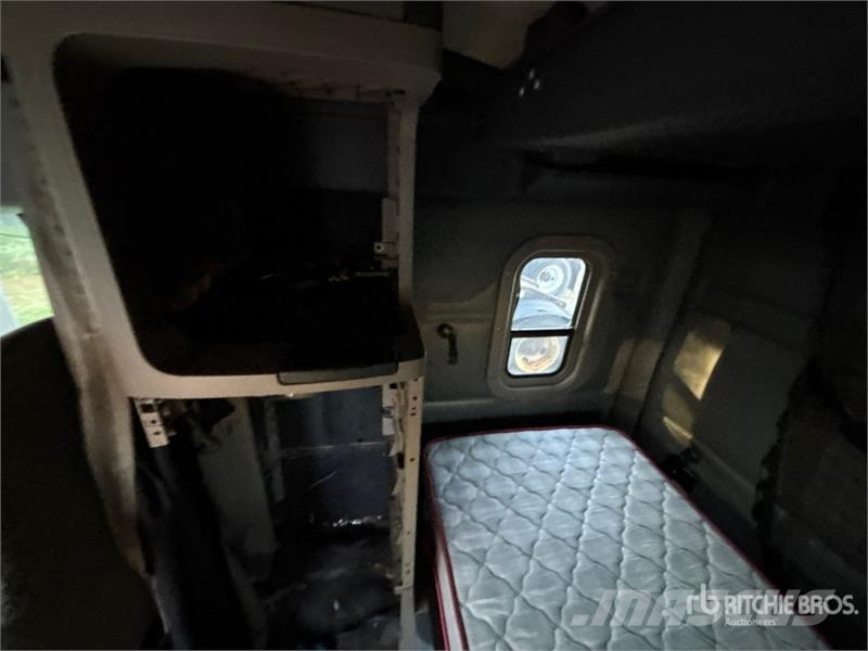 Freightliner Cascadia 125 6x4 T/A Sleeper Truck Tractor Trekkers