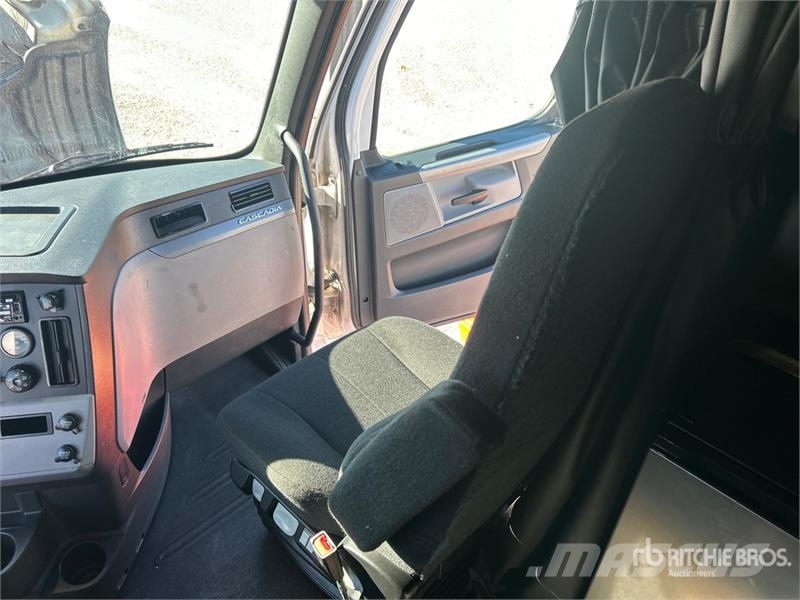 Freightliner Cascadia 126 6x4 T/A Sleeper Truck Tractor Tractor Units