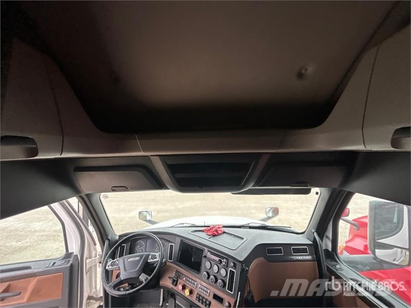 Freightliner Cascadia 126 6x4 T/A Sleeper Truck Tractor Tractor Units