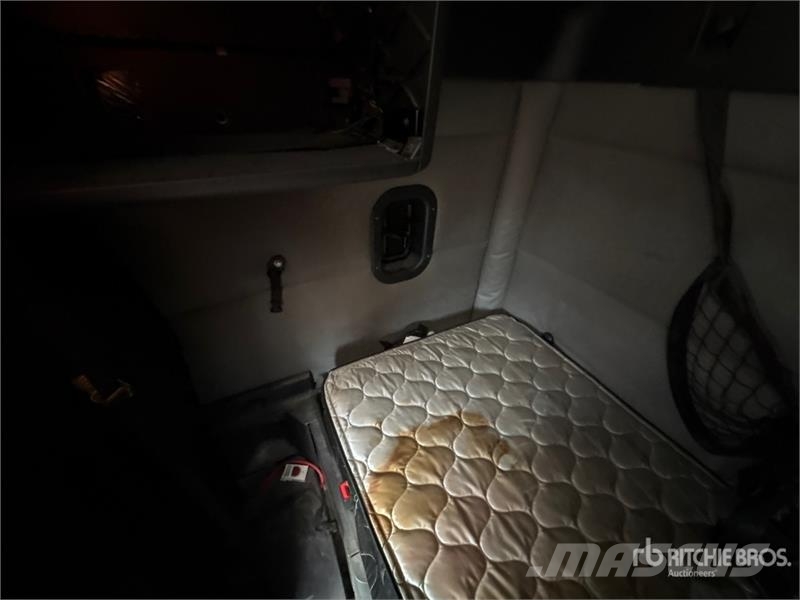 Freightliner Cascadia 126 6x4 T/A Sleeper Truck Tractor Çekiciler