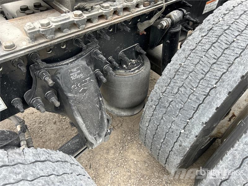 Freightliner Cascadia 126 6x4 Rebuilt Title* T/A Sleeper Truck  Cavalos mecânicos
