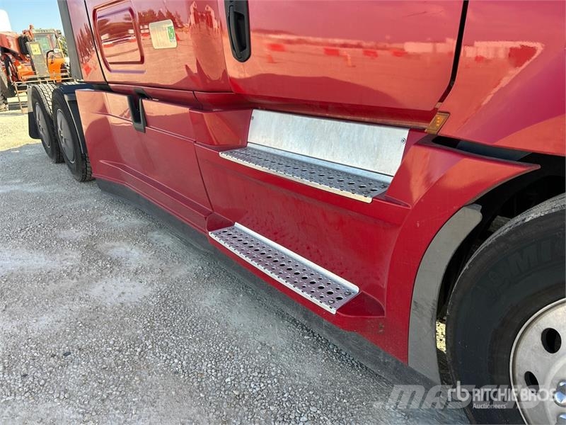 Freightliner Cascadia 126 6x4 T/A Sleeper Truck Tractor Tegljači