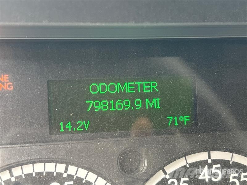 Freightliner Cascadia 125 6x4 T/A Sleeper Truck Tractor (Inoper Trekkers