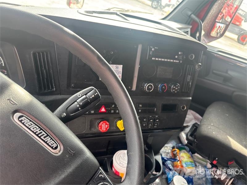 Freightliner Cascadia 126 6x4 T/A Sleeper Truck Tractor Vilcēji