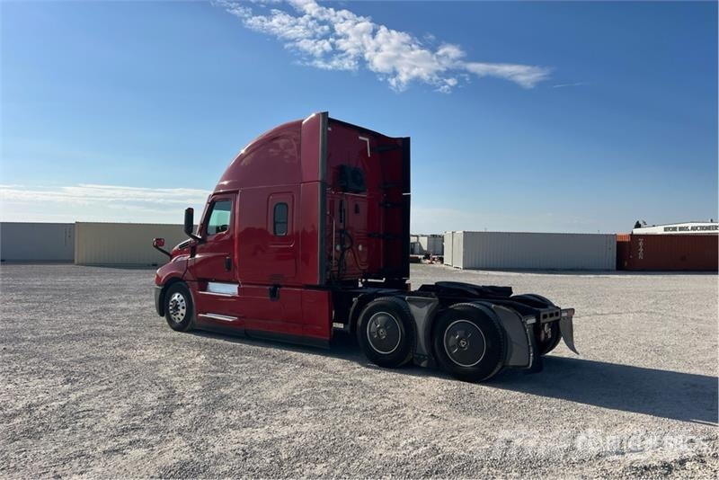 Freightliner Cascadia 126 6x4 T/A Sleeper Truck Tractor Vilcēji