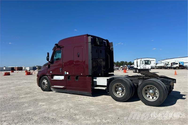 Freightliner Cascadia 126 6x4 T/A Sleeper Truck Tractor Vlačilci