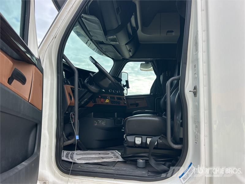 Freightliner Cascadia 126 6x4 T/A Sleeper Truck Tractor Tractores (camiões)