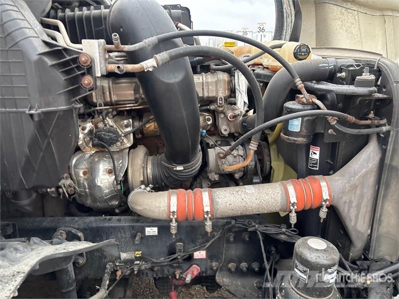 Freightliner Cascadia 126 6x4 T/A Sleeper Truck Tractor Sattelzugmaschinen