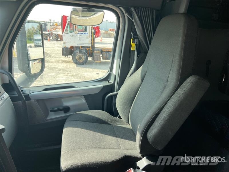 Freightliner Cascadia 126 6x4 T/A Sleeper Truck Tractor Sattelzugmaschinen