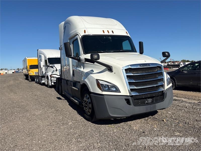 Freightliner Cascadia 126 6x4 T/A Sleeper Truck Tractor (Inoper Camiones tractor