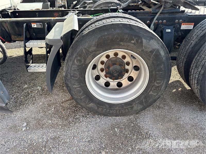 Freightliner Cascadia 126 6x4 T/A Sleeper Truck Tractor (Inoper Trekkvogner