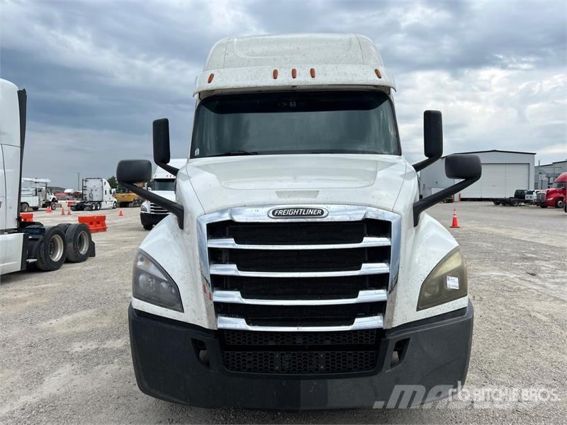 Freightliner Cascadia 126 6x4 Rebuilt Title* T/A Sleeper Truck  Cavalos mecânicos