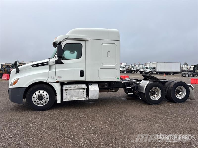 Freightliner Cascadia 126 6x4 T/A Sleeper Truck Tractor Vlačilci