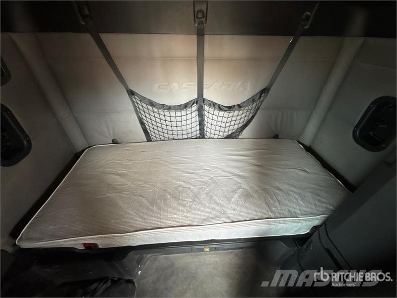 Freightliner Cascadia 126 6x4 T/A Sleeper Truck Tractor Çekiciler