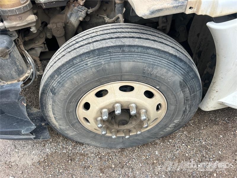 Freightliner Cascadia 125 6x4 T/A Sleeper Truck Tractor (Inoper Trekkers