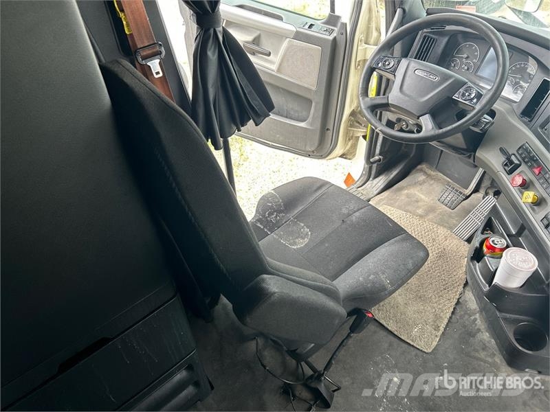 Freightliner Cascadia 126 6x4 T/A Sleeper Truck Tractor Truck Tractor Units